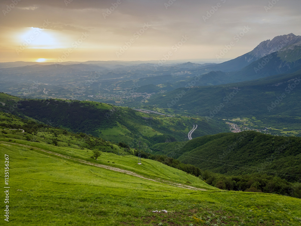 La montagna del Gran Sasso in Abruzzo. un paesaggio all'alba. una meravigliosa vista aerea
