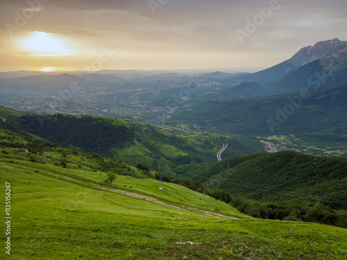 La montagna del Gran Sasso in Abruzzo. un paesaggio all'alba. una meravigliosa vista aerea