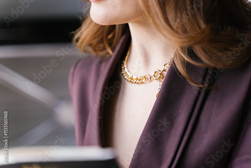 Obraz na płótnie An Elegant Woman Wearing Gold Jewelry While Adorning a Truly Sophisticated Outfit w salonie
