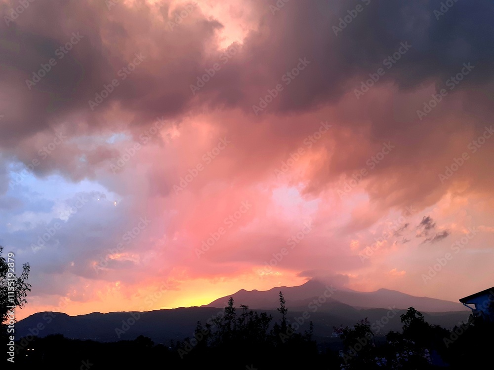 Un tramonto dorato e infuocato sull'Etna. Un tramonto dorato e infuocato sull'Etna.