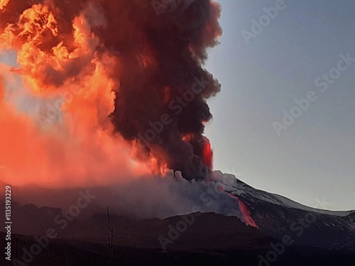 Un imponente sbuffo di sabbia vulcanica dell'Etna durante un'eruzione.