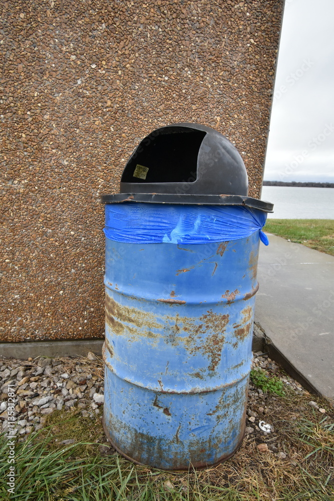 Naklejka premium Trash Can