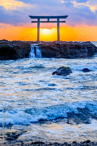 秋の神磯の鳥居と日の出　干潮時　茨城県大洗町　Autumn Kamiiso-no-torii and sunrise. At low tide. Ibaraki Pref, Oarai Town. photo