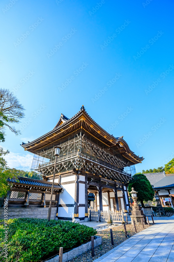 秋の成田山新勝寺 総門 千葉県成田市 Naritasan Shinshoji Temple in autumn. Sōmon. Chiba Pref, Narita City. 秋の成田山新勝寺 総門 千葉県成田市 Naritasan Shinshoji Temple in autumn. Sōmon. Chiba Pref, Narita City.