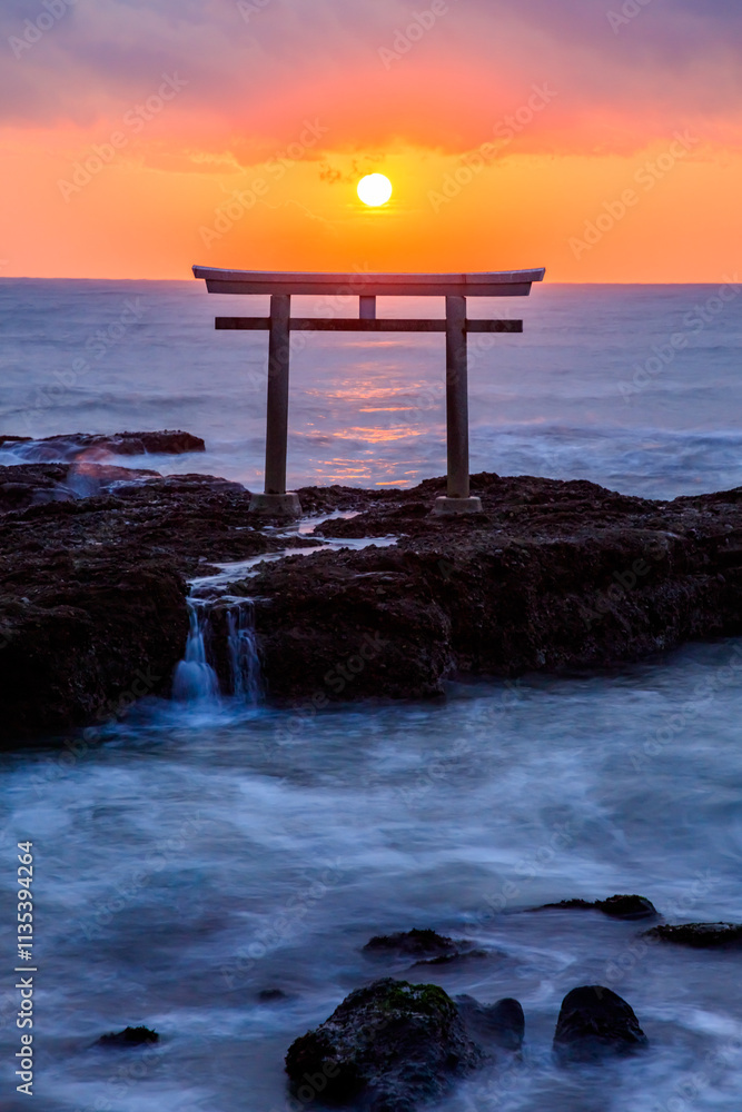 秋の神磯の鳥居と日の出 干潮時 茨城県大洗町 Autumn Kamiiso-no-torii and sunrise. At low tide. Ibaraki Pref, Oarai Town. 秋の神磯の鳥居と日の出 干潮時 茨城県大洗町 Autumn Kamiiso-no-torii and sunrise. At low tide. Ibaraki Pref, Oarai Town.