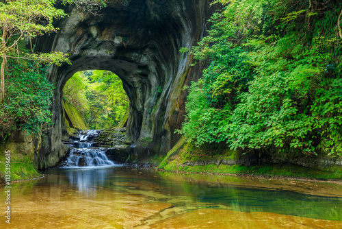 秋の亀岩の洞窟　千葉県君津市　Kameiwa Cave in Autumn. Chiba Pref, Kimitsu City.