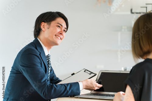 Wallpaper Mural ハウスメーカーの展示場で打ち合わせ・プランニングをする男性ビジネスマンと女性客（リフォーム）
 Torontodigital.ca