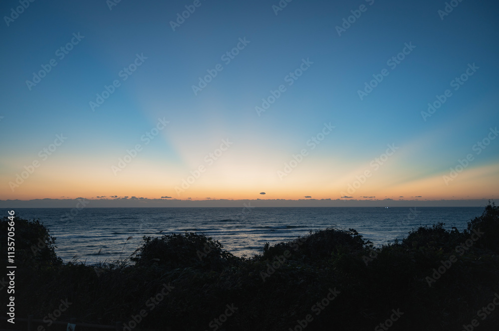 Fototapeta premium 茨城 夜明け前の海（日立市）