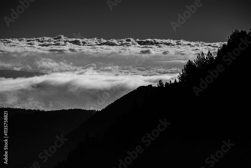 Mer de nuage en noir et blanc en montagne