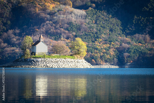 La chapelle au milieu du lac