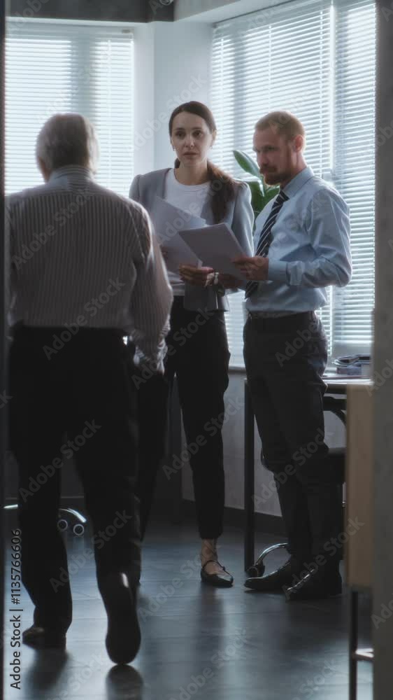 Excited senior boss walks into office room to colleagues. Happy team leader and company employees rejoice, celebrate successful business deal, investment strategy for e-commerce startup. Vertical shot Excited senior boss walks into office room to colleagues. Happy team leader and company employees rejoice, celebrate successful business deal, investment strategy for e-commerce startup. Vertical shot