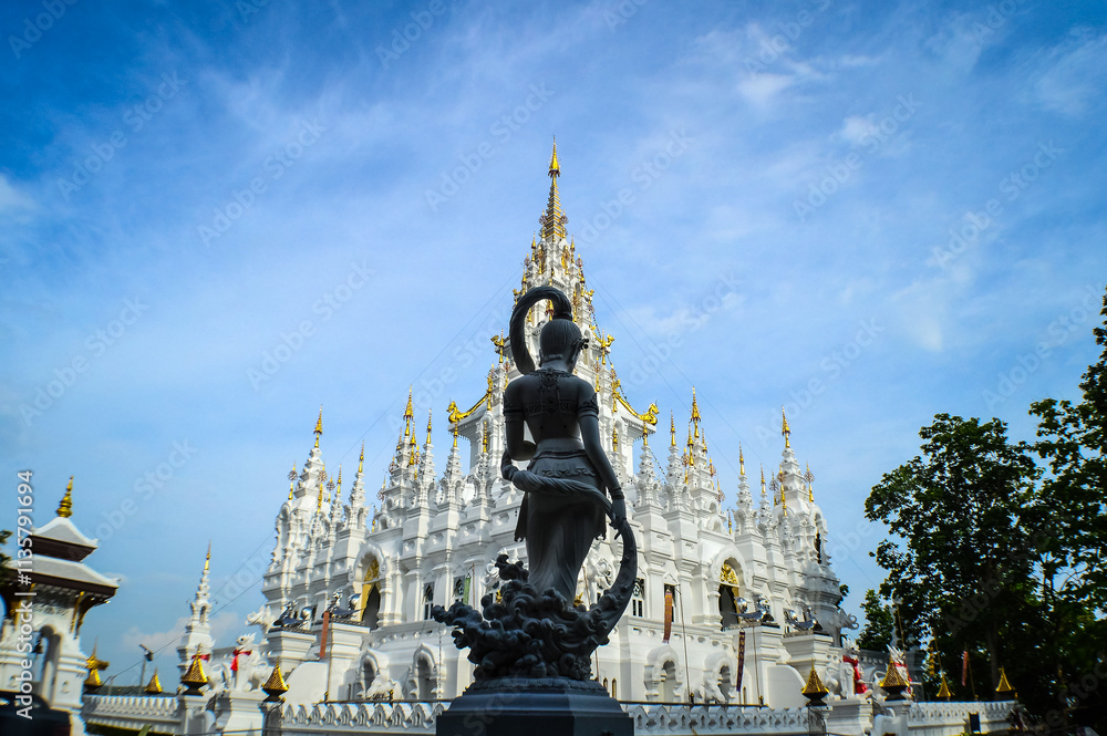 Fototapeta premium White Pagoda or White Castle ,Architecture (Loha Prasat Phra That Si Mueang Pong) at Wat Aranyawat, Chiang mai, Northern Thailand.