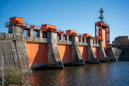 Obraz na płótnie 赤羽の赤水門(岩淵水門) 東京都北区赤羽 w salonie