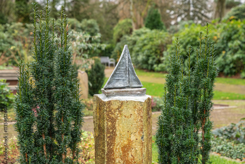 Ein Segelboot auf einer Grabstele auf einem Friedhof in Essen photo