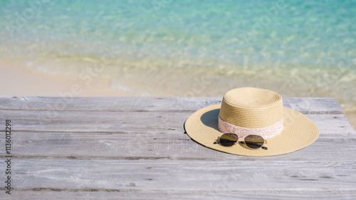 Foto Serenity found on Koh Munnork Island with stylish sunhat and sunglasses on a woo