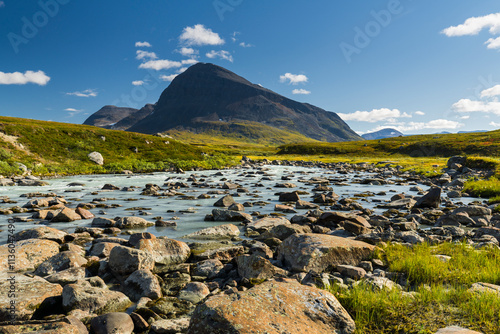 Berg Nijak, Fluss Sjnjuvtjudisjahka, Sarek Nationalpark, Lappland, Schweden, Europa photo