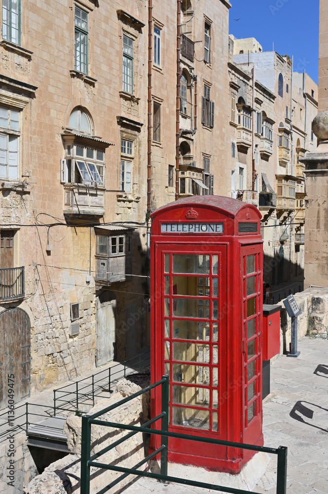 Britische rote Telefonzelle in der Altstadt von Valletta auf Malta Britische rote Telefonzelle in der Altstadt von Valletta auf Malta