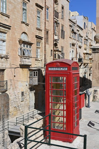 Britische rote Telefonzelle in der Altstadt von Valletta auf Malta photo