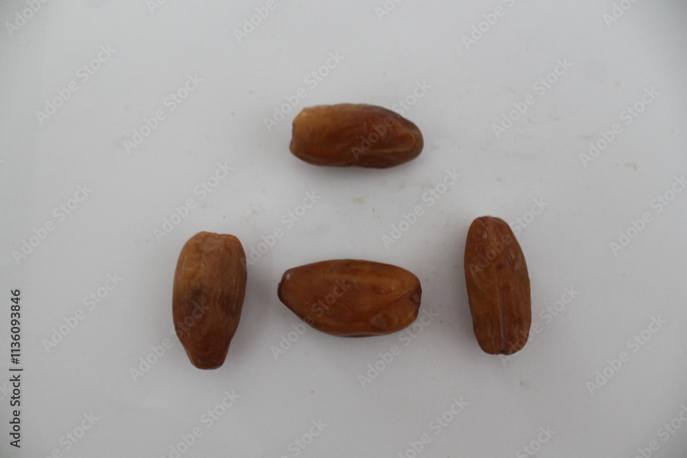 Obraz premium Dried date palm fruits or kurma, ramadhan food