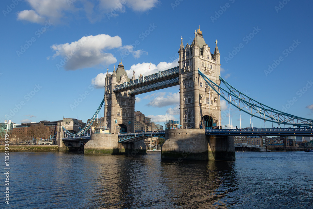 Obraz premium Tower Bridge and Thames river on a sunny day in London, England