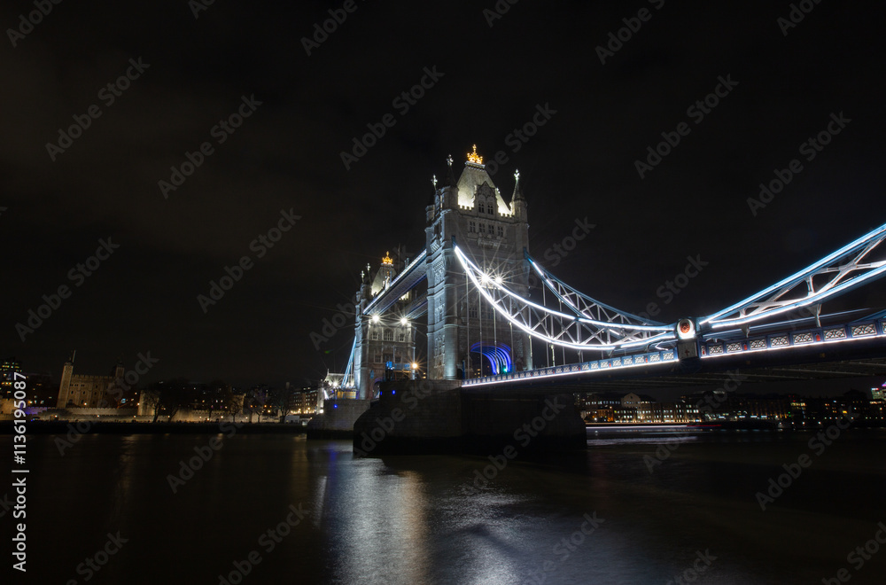 Obraz premium The famous London Tower Bridge illuminated at night