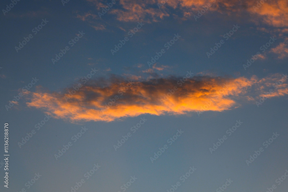 Fototapeta premium 夕暮れ時の暗雲