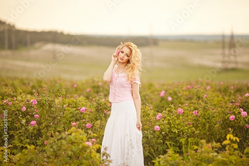 Obraz na płótnie Spring Woman in Rose Field. w salonie