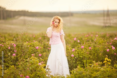 Obraz na płótnie Spring Woman in Rose Field. w salonie
