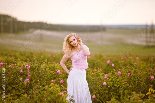 Obraz na płótnie Spring Woman in Rose Field. w salonie