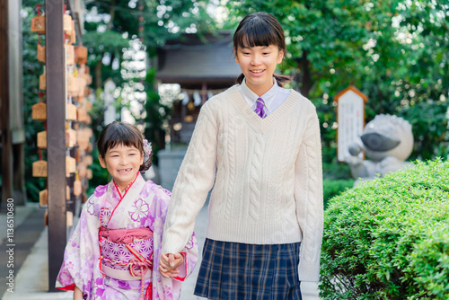 七五三の参拝をする姉妹 photo