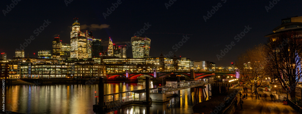 Naklejka premium Panoramic night view of London's cityscape and Thames River from Millennium Bridge