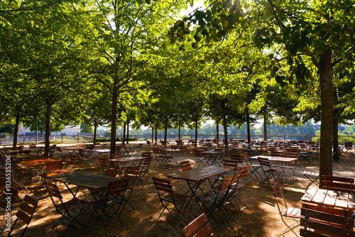Leerer Biergarten mit Sonnenschein in Magdeburg