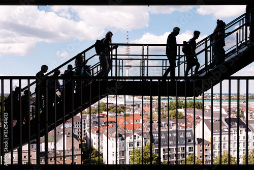 Silhouette von Menschen im Hamburger Bunker
