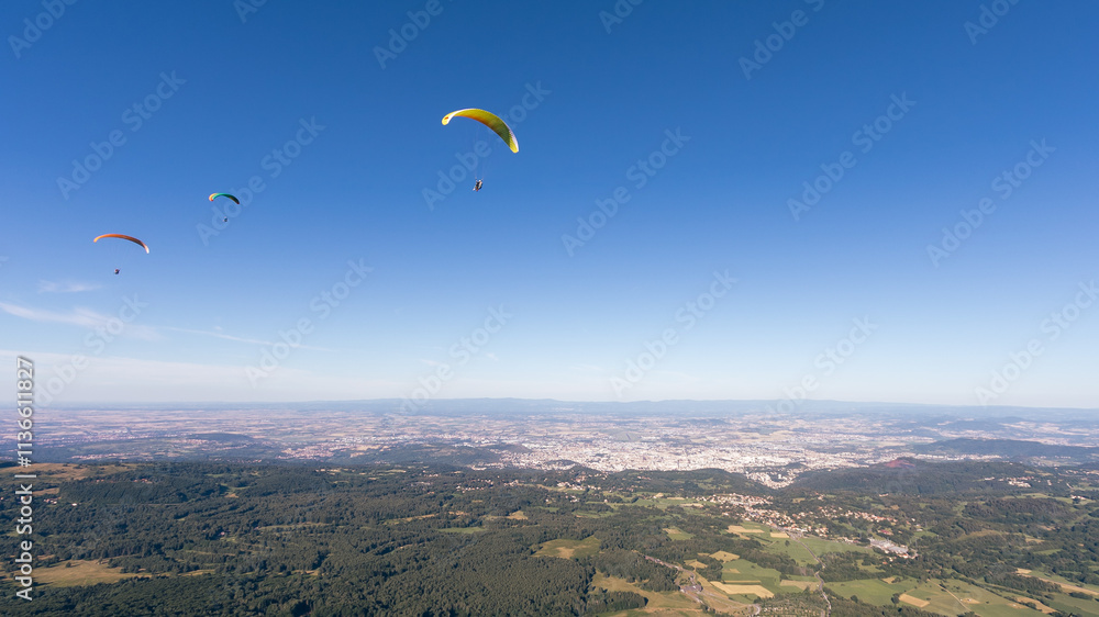 parapente parti du sommet du Puy de dôme en auvergne et survolant la ville de Clermont Ferrand en france en été parapente parti du sommet du Puy de dôme en auvergne et survolant la ville de Clermont Ferrand en france en été