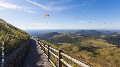Tableau sur toile parapente sur le sommet du Puy de dôme en auvergne en été