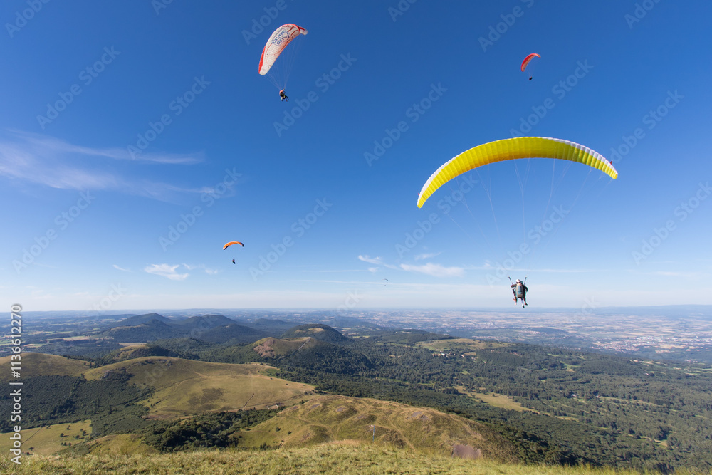 parapente sur le sommet du Puy de dôme en auvergne en été
parapente sur le sommet du Puy de dôme en auvergne en été