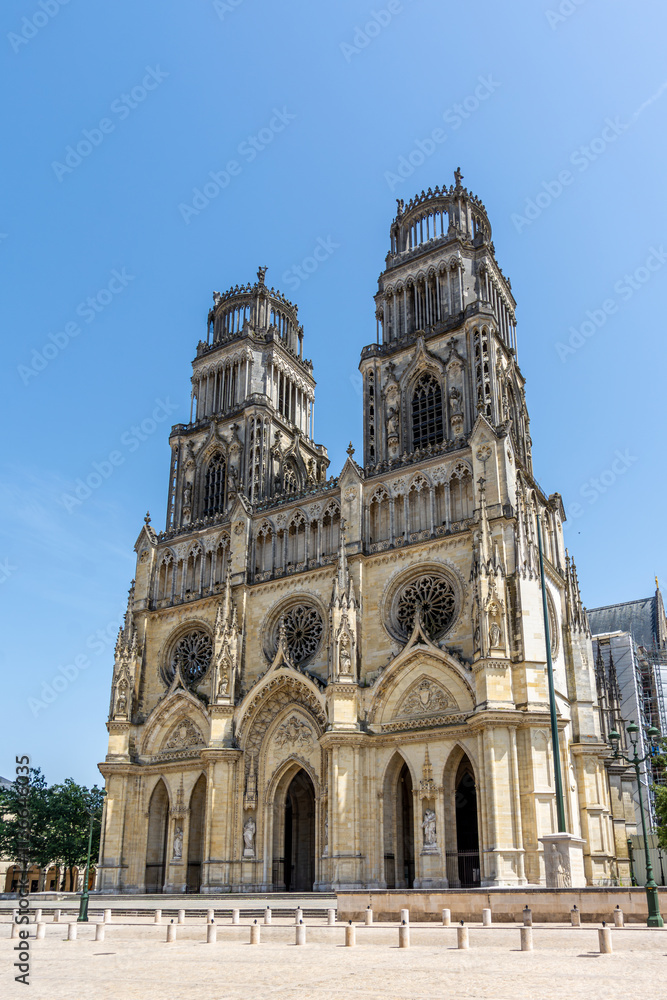 Fototapeta premium Vue extérieure de la cathédrale Sainte-Croix d'Orléans, cathédrale catholique romaine de style gothique située à Orléans, France, dans le département français du Loiret