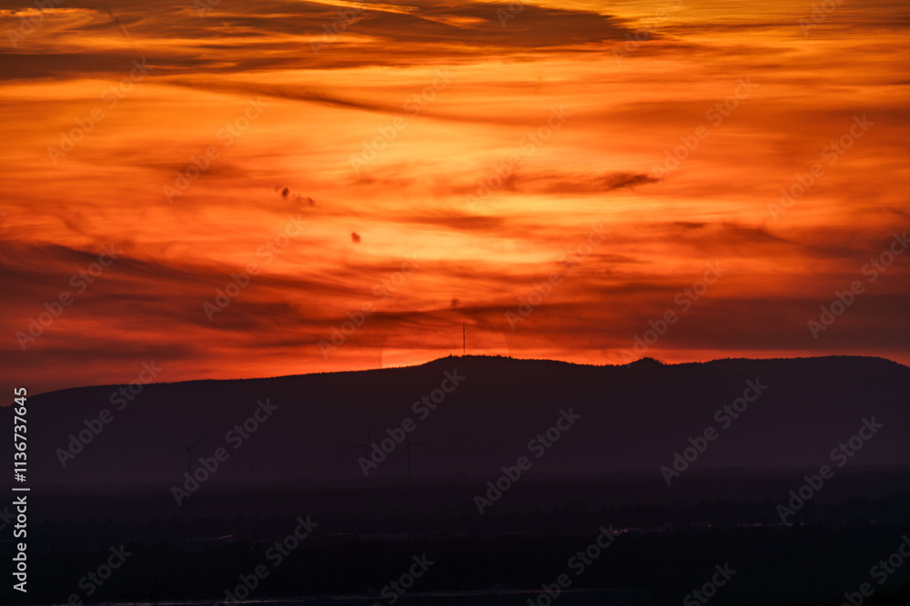 Obraz premium The Breathtaking Sunset Over the Majestic Mountain Range is Truly Unforgettable and Inspiring