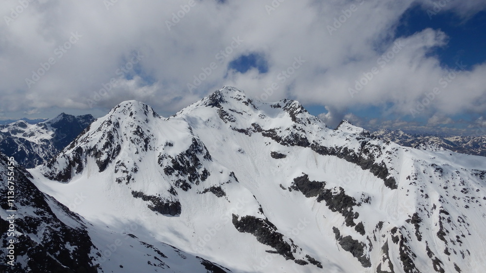 Fototapeta premium Blick zum Kleinschober 3119m und Hochschober 3242m mit der Nordflanke
