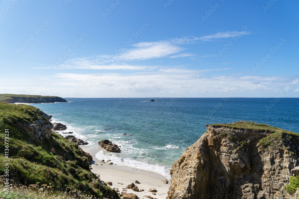 La mer d'Iroise vue depuis les falaises du nord Finistère, ses eaux turquoises se mêlant au sable et aux rochers immergés. Le ciel bleu ajoute à l'harmonie de cette scène côtière. La mer d'Iroise vue depuis les falaises du nord Finistère, ses eaux turquoises se mêlant au sable et aux rochers immergés. Le ciel bleu ajoute à l'harmonie de cette scène côtière.