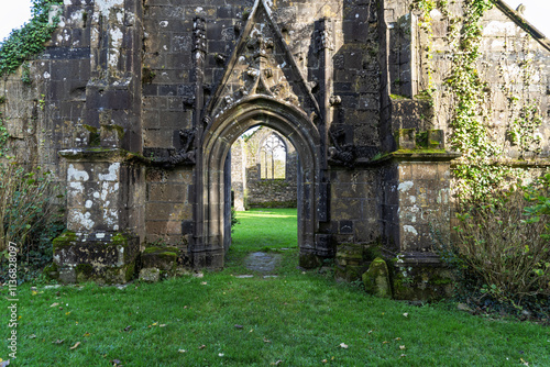 Les ruines de l'église Saint-Pierre de Quimerc'h, un site historique de Pont-de-Buis-lès-Quimerch, témoignent de l'architecture bretonne ancienne, maintenant en harmonie avec la nature environnante.