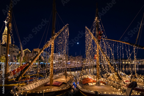 Illuminations de Noël des bateaux, les pointus, de Sanary-Sur-Mer dans le Var, en Provence, Sud de la France.