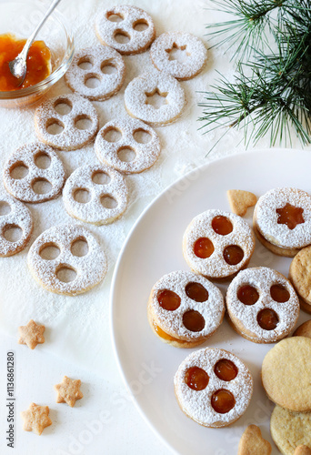 Spitzbuben, biscotti tirolesi fatti in casa tipici del periodo natalizio con pasta frolla e marmellata, ricoperti di zucchero a velo. Stagione delle vacanze. Direttamente sopra. photo