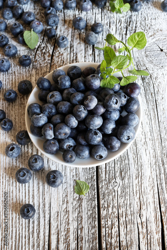 Frutti di mirtillo. Gruppo di mirtilli biologici freschi in una ciotola su un fondo di legno. Cibo sano e vegetariano. Direttamente sopra. Copia spazio. photo