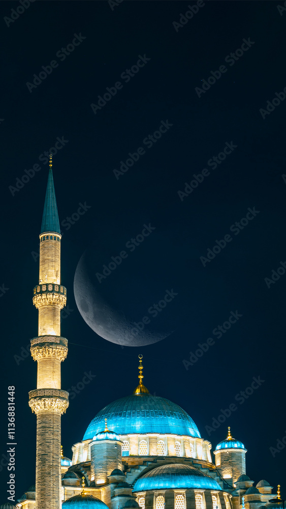 Obraz premium Eminonu New Mosque and crescent moon. Ramadan or islamic concept vertical photo
