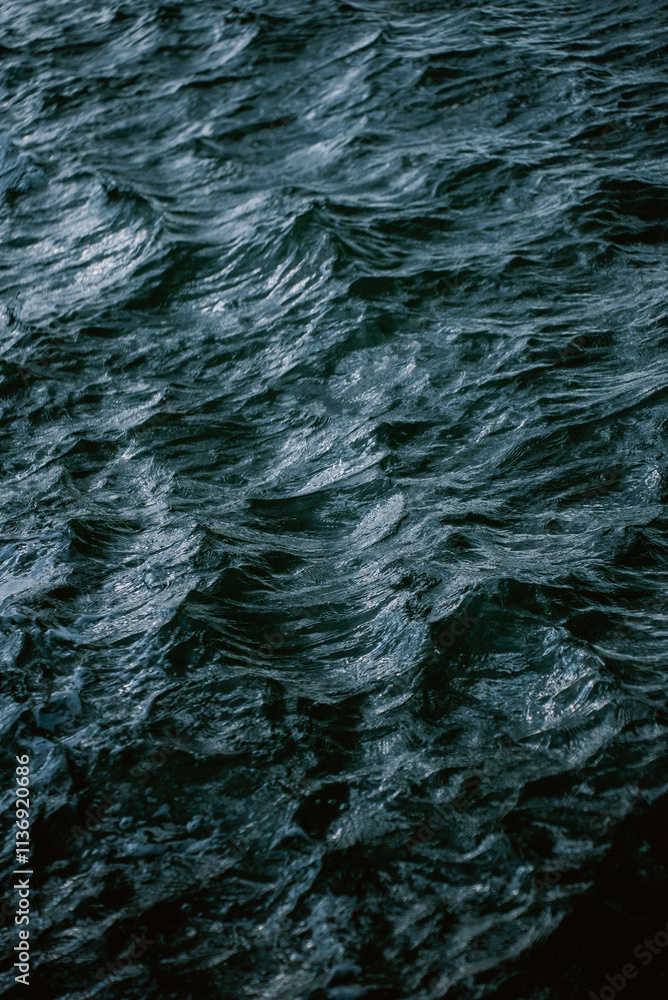 Obraz premium water surface with ripples of Detroit River