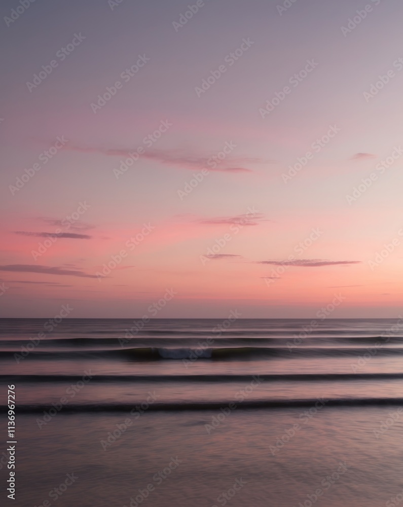 Naklejka premium Ocean Horizon at Sunset with Gentle Waves and Vibrant Sky