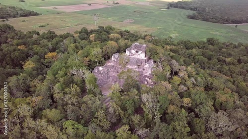 Close circling footage of the Mayan temple pyramid of Kinichna in Mexico.