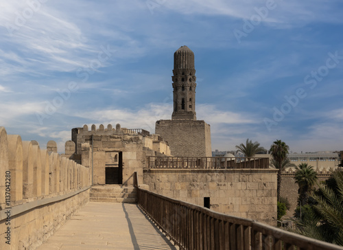 Quadro su tela View of Al-Hakim Mosque’s Rooftop and Minaret in Cairo's Historic District