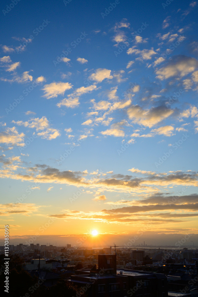 Fototapeta premium 都市の夜明け。神戸岡本の高台より市街地をのぞむ